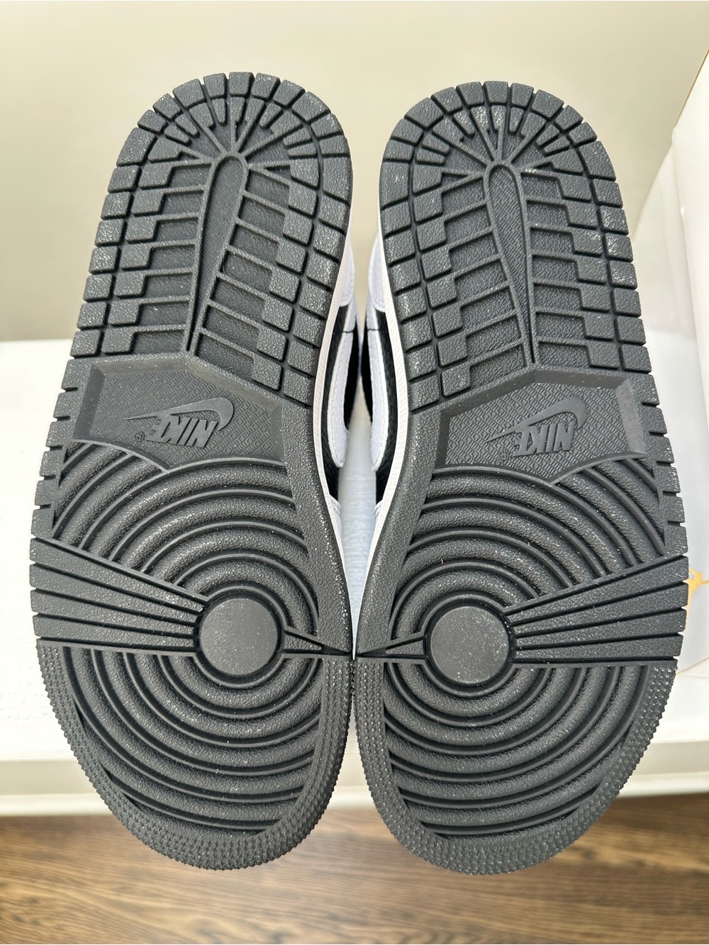 Nike Women’s Low-Top Sneakers in Black and White - Picture 4 of 7